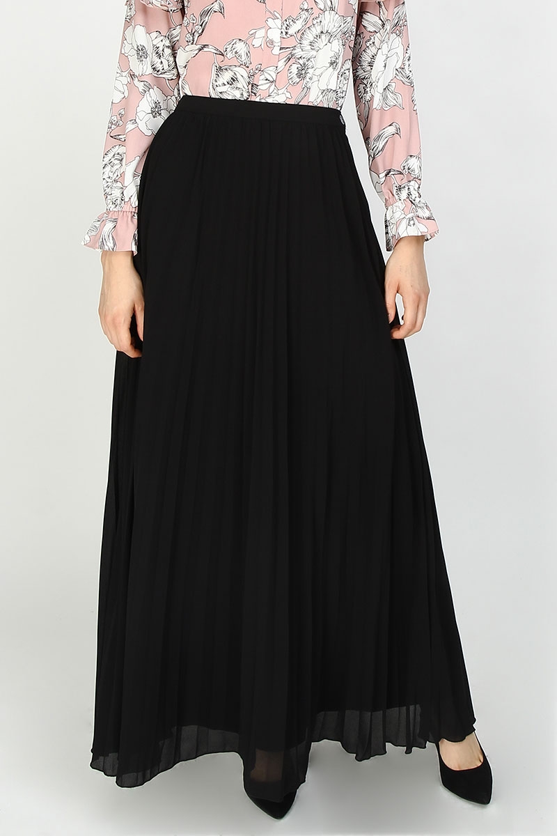 long black skirt pleated