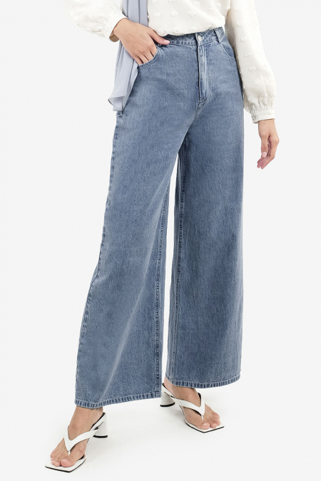 COTTON Melrose Wide Legged Jeans - Light Wash